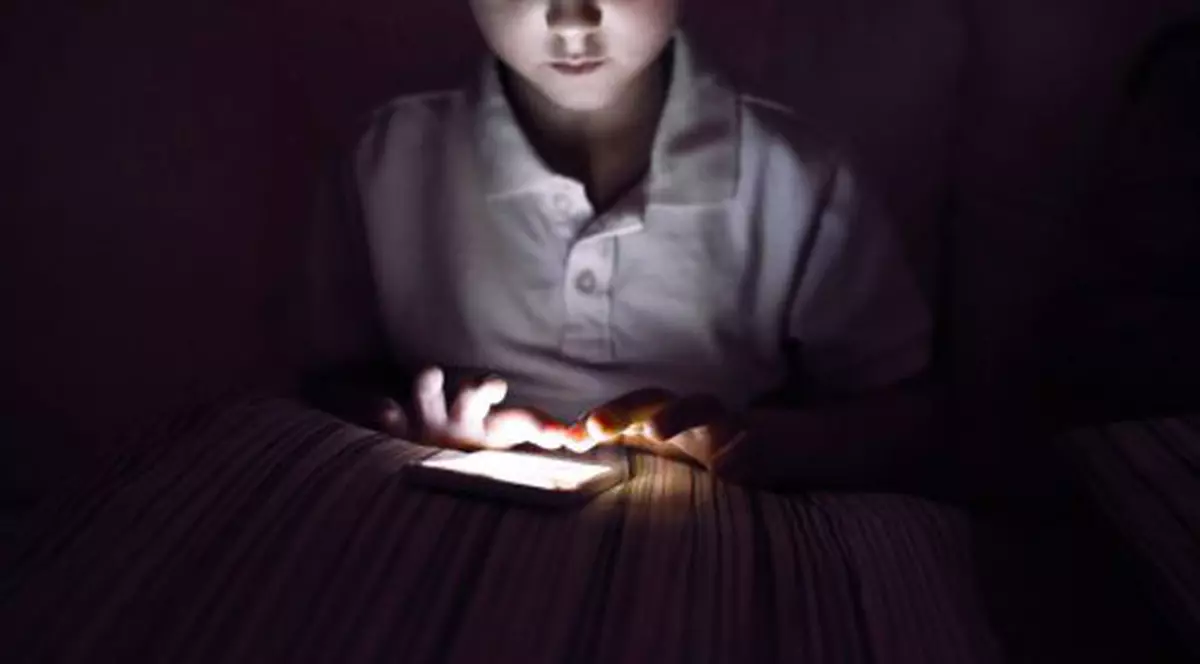 cât de sigură este aplicația Musical.ly. copil care se joacă pe telefon