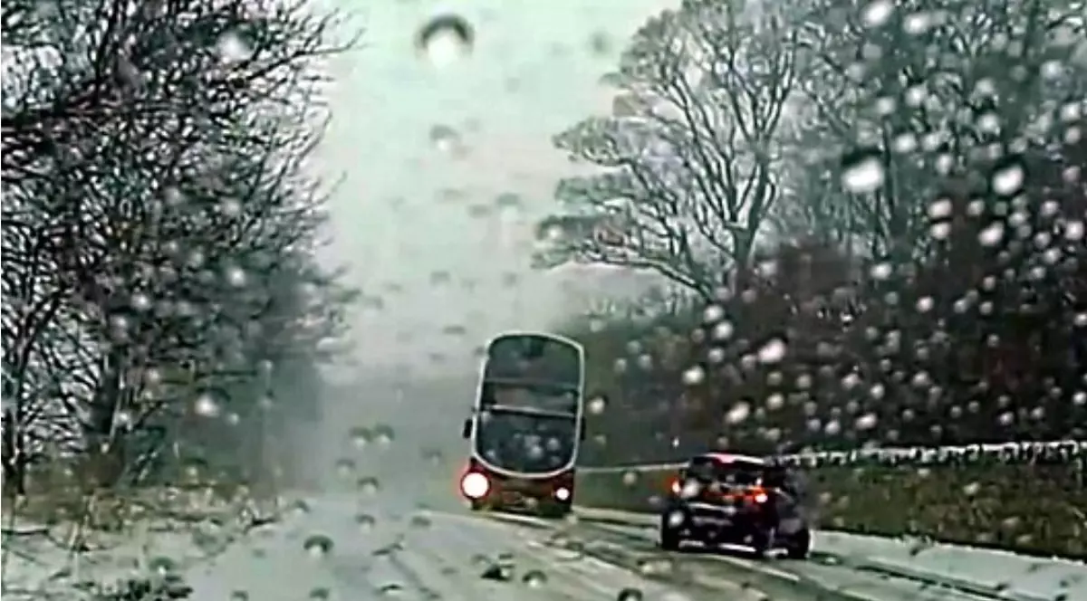 Momentul în care un autobuz evită în ultimul moment o mașină care a derapat. Șoferița este considerată o eroină / VIDEO