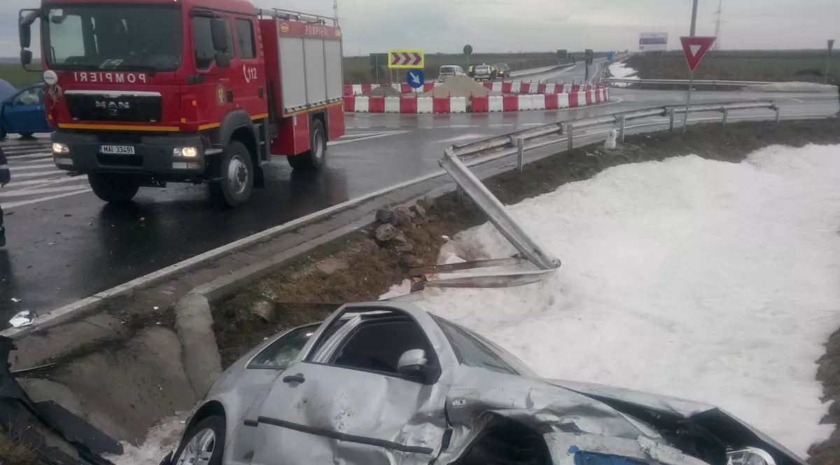 Un șofer de la Prefectura Teleorman a provocat un accident cu patru victime. Doi dintre răniți, corespondenții unei televiziuni naționale