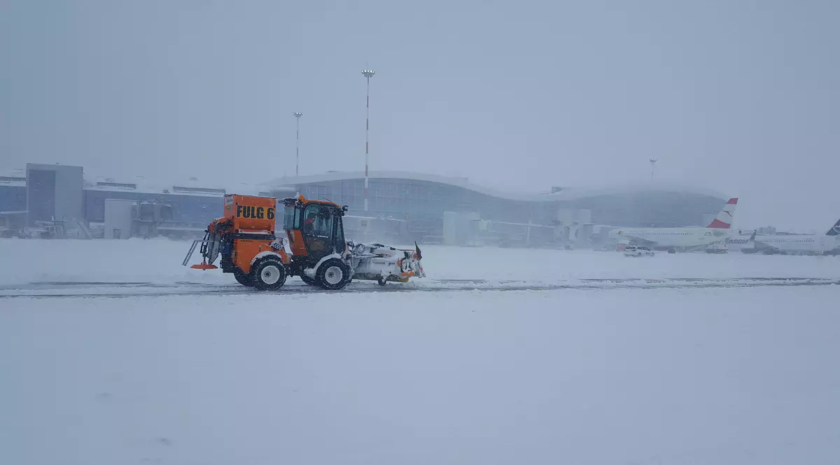 Patru persoane au fost rănite de un utilaj de deszăpezire în Suceava