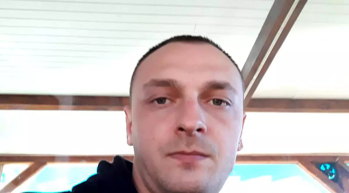 Șoferul a mărturisit că mai era în mașină cu trei persoane, dintre care doi tineri care ar fi consumat droguri. Întrebat de ce l-a abandonat pe bărbatul de 28 de ani care a decedat ulterior, Ionuț a explicat că s-a speriat în momentul în care Alexandru a început să se simtă rău și a decis să-l lase în apropiere de casă, așa cum mai făcuse și cu alte ocazii.