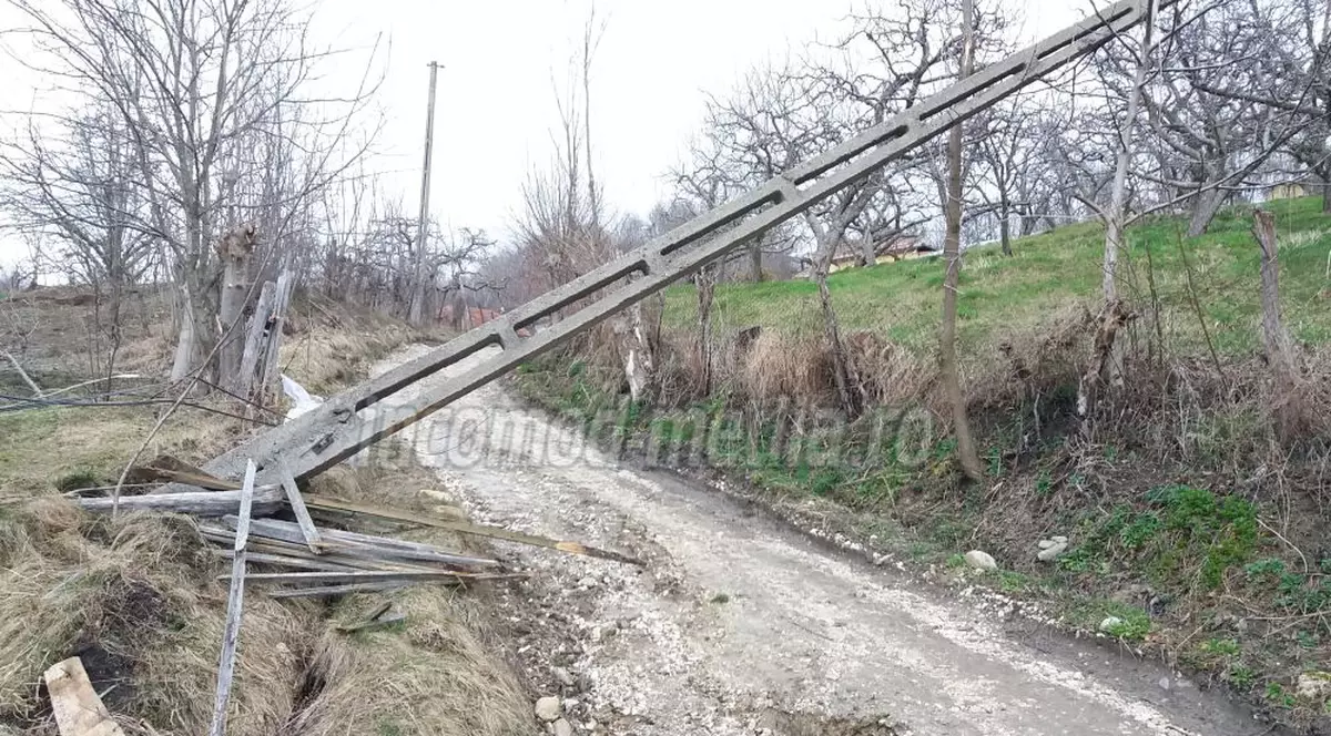 Evacuări în Văleni Dâmboviţa din cauza unor alunecări de teren