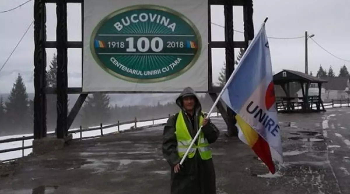 Un secui și doi nevăzători pornesc marți cu Steagul Unirii spre Chișinău: ”Veniți cu noi!”