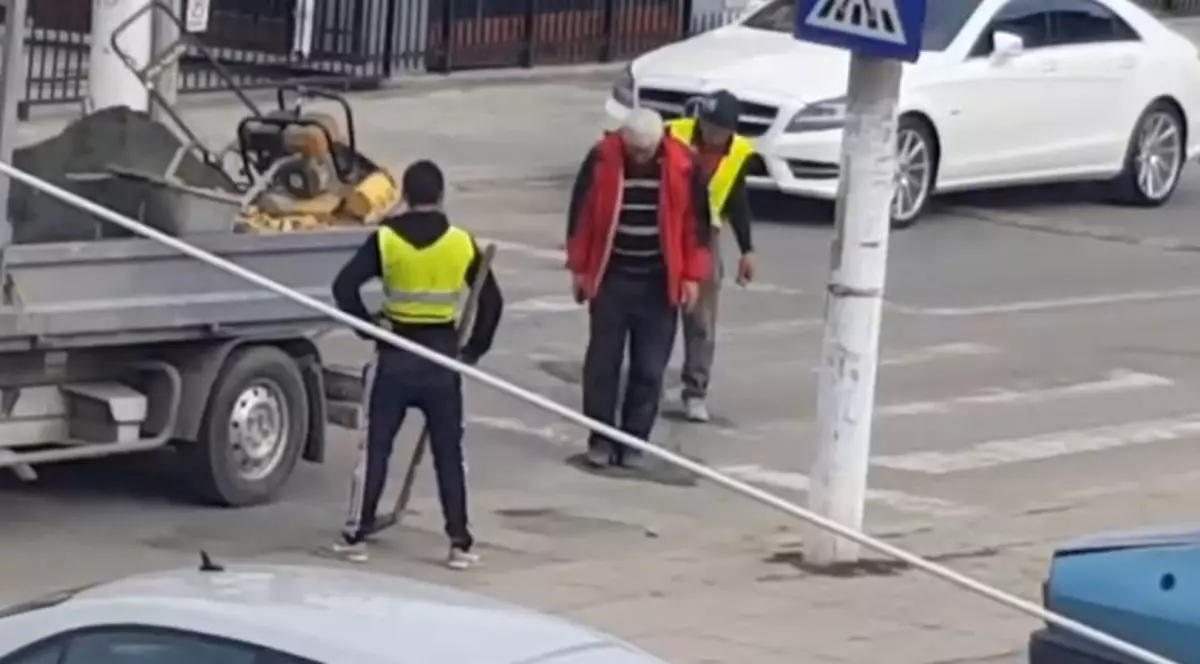 Cum se asfaltează pe o stradă din Mangalia. Clipul a devenit viral și a stârnit reacții neașteptate