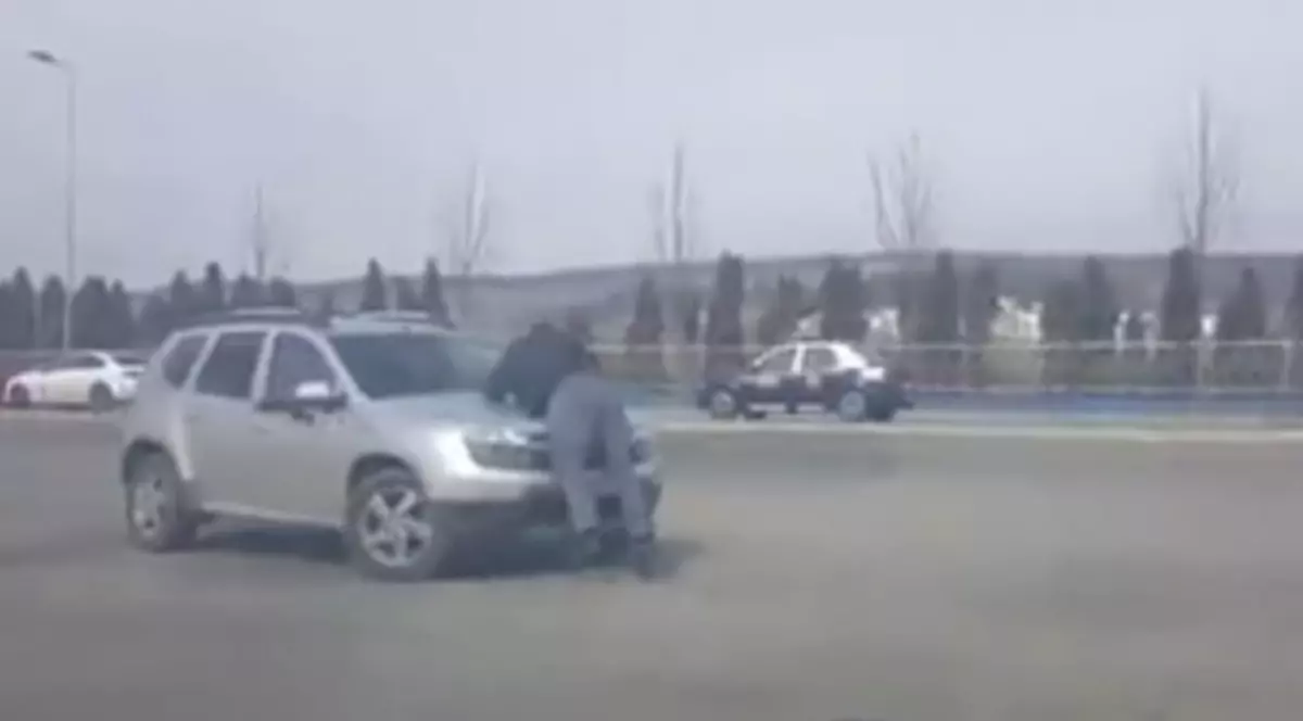 Bărbat plimbat pe capota unei mașini în Cluj