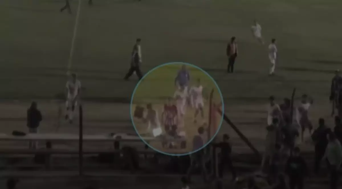 Un fotbalist a luat laptopul unui jurnalist și l-a aruncat în rivali! Scene ireale la un meci de juniori.
