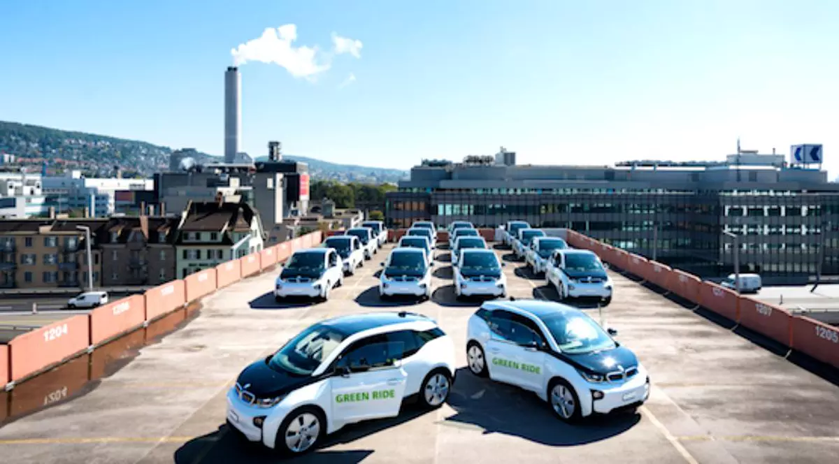 Nissan a anunțat deja că vrea să realizeze un serviciu care să concureze Uber. Cei doi constructori europeni vor fuziona diviziiile de închiriere a mașinilor. Mașini BMW i3 din serviciul Uber Green