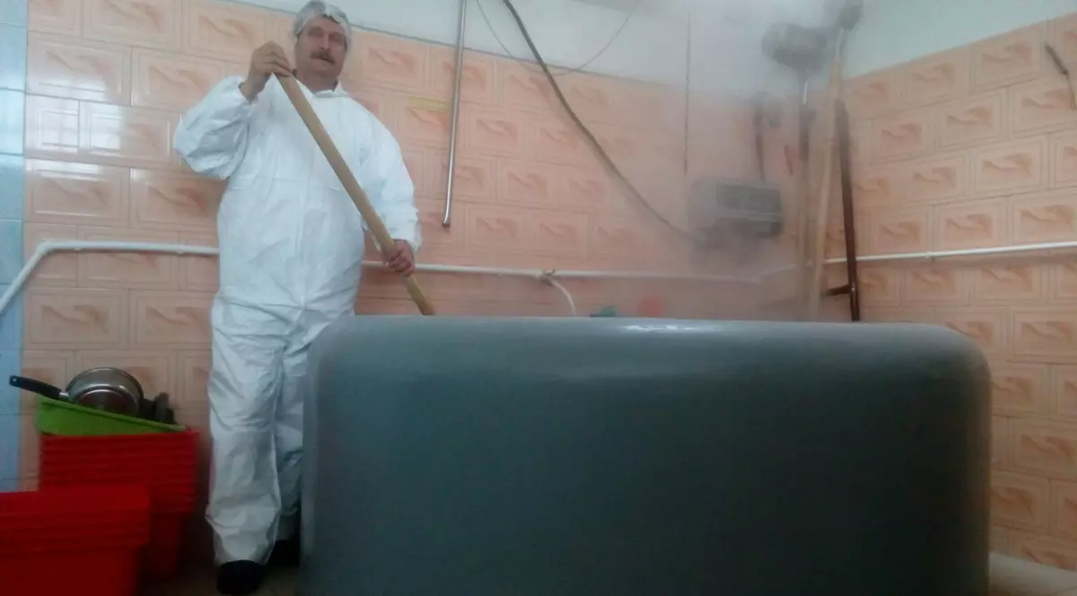 Dilaver Ismail prepară bragă după vechea reţetă moştenită de la străbunicul său turc