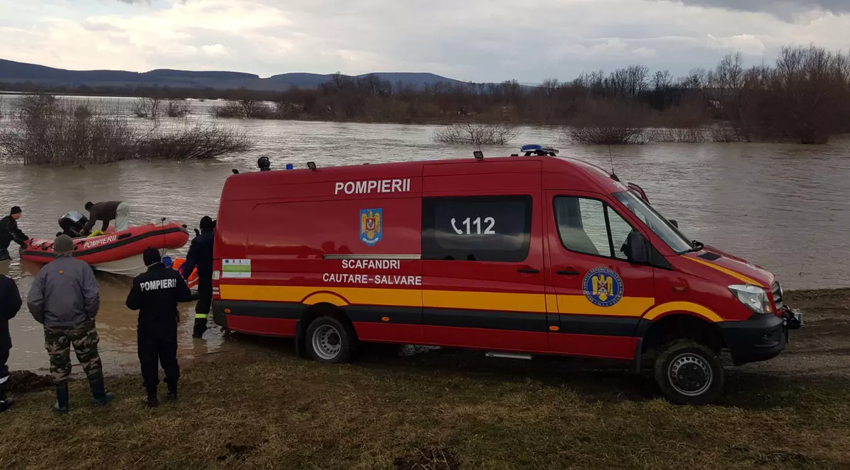 Două persoane sunt izolate pe o insuliță formată în urma revărsării apelor, în Brașov. Pompierii intervin să le salveze