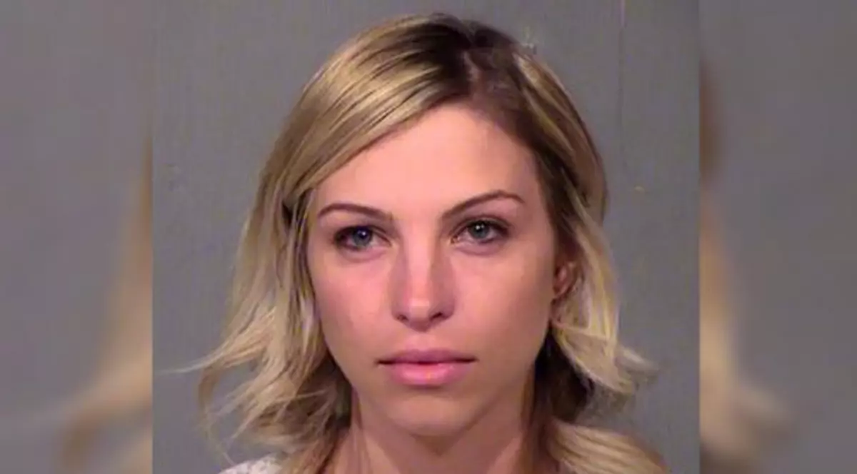 VIDEO | O profesoară a făcut sex cu un elev chiar în sala de curs. Părinții minorului au găsit mesaje și poze intime pe telefonul băiatului