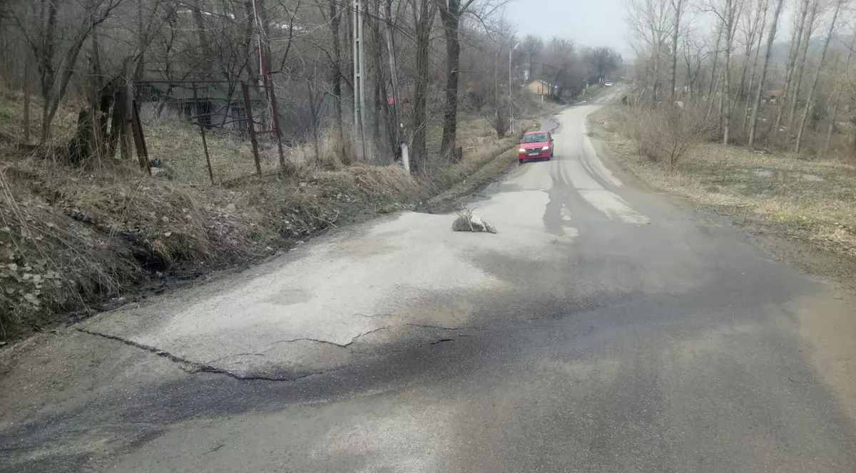 Localități din Buzău, afectate de alunecările de teren reactivate de ploi și dezgheț. Lopătari, localitatea greu încercată