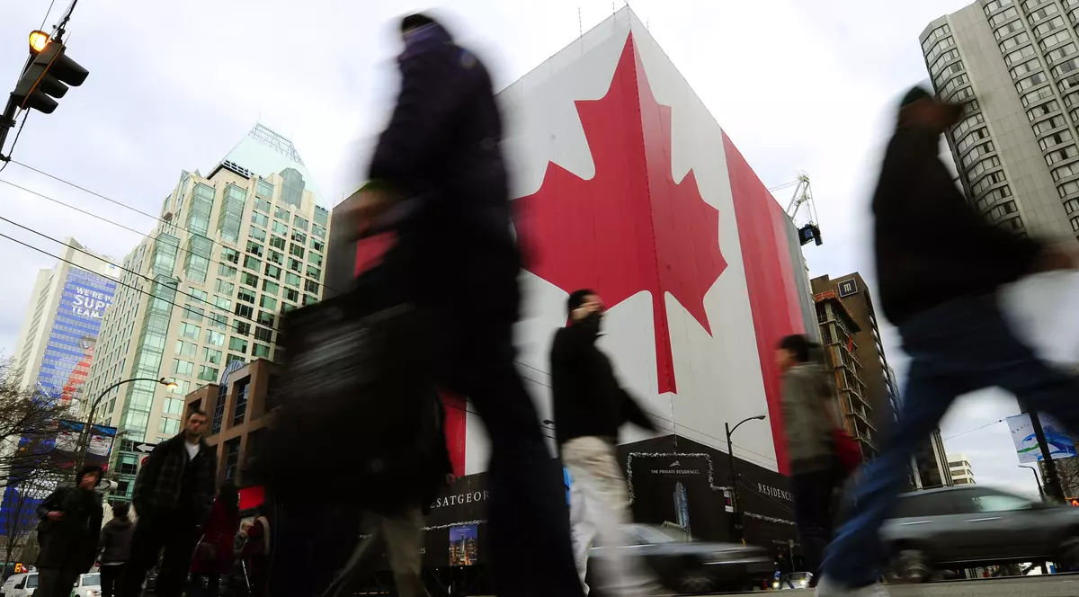 ridicarea vizelor pentru Canada ar putea fi afectată de cerșetorii români - Steagul Canadei pe u cladire