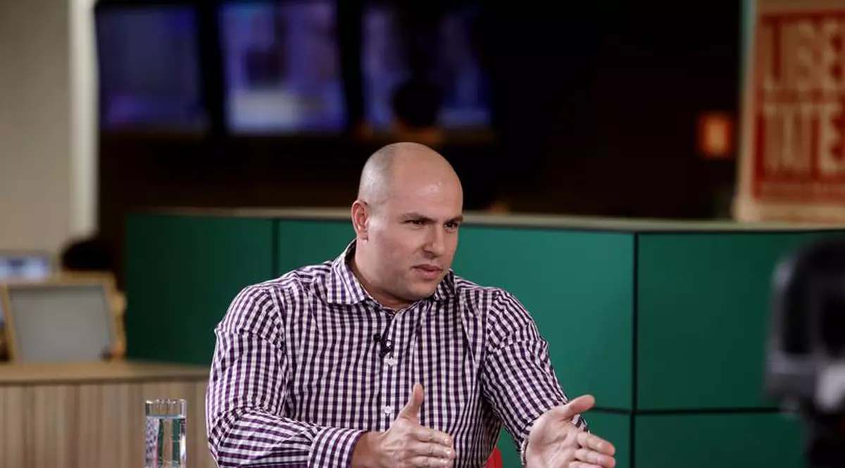 Cum să menții o relație la distanță . Psihologul Cezar Cioc, în redacția Libertatea