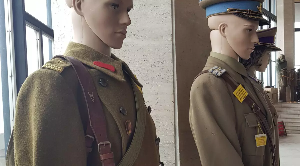 colecționează uniforme și însemne militare