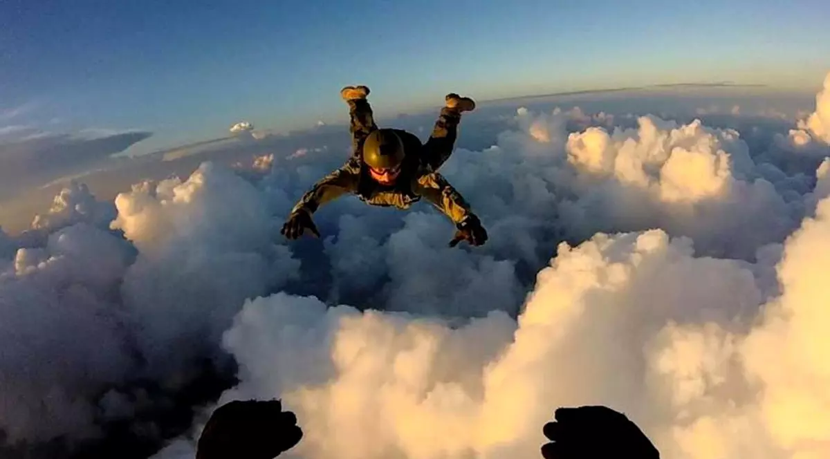 Regulile pentru saltul cu parașuta se schimbă: practicanții nu au voie să facă scufundări cu 24 de ore înainte de salt