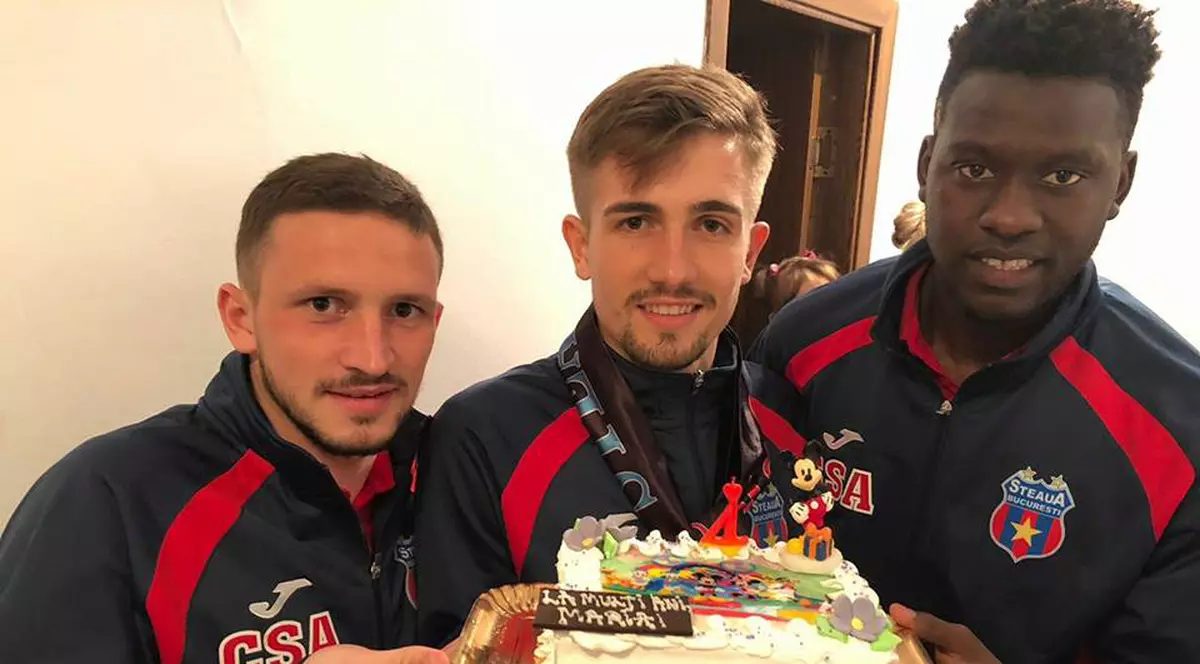 Fotbaliștii de la CSA Steaua o sărbătoresc pe Maria FOTO: Facebook
