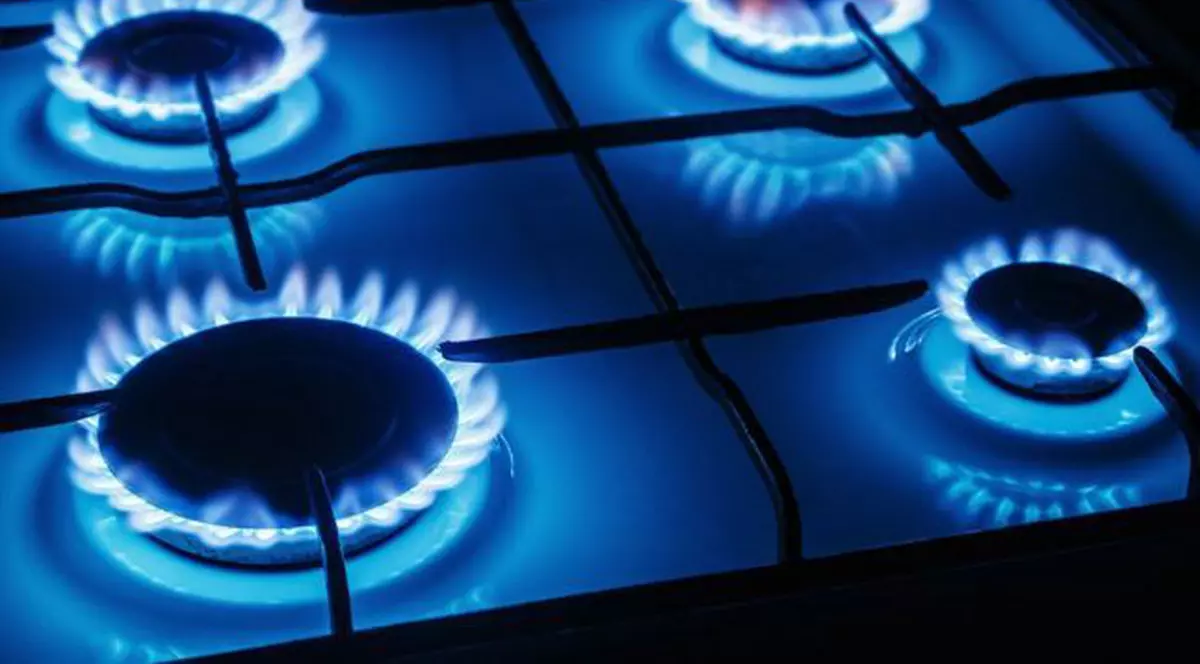 Gazele naturale se vor scumpi cu 5,8% de la 1 august. Gaze arzând pe aragaz