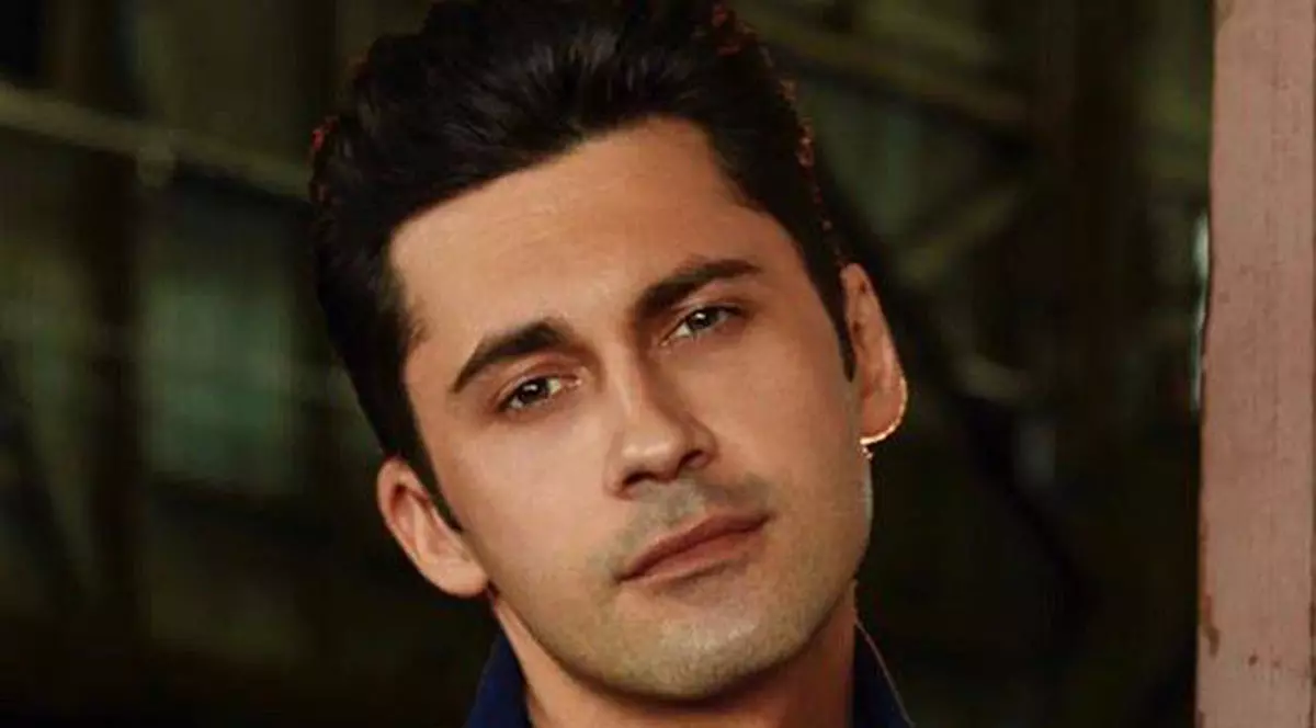 EXCLUSIV/ A construit o insulă în 5 zile cu 30 de tone de nisip. Dan Bălan a dorit un decor inedit pentru cel mai recent clip