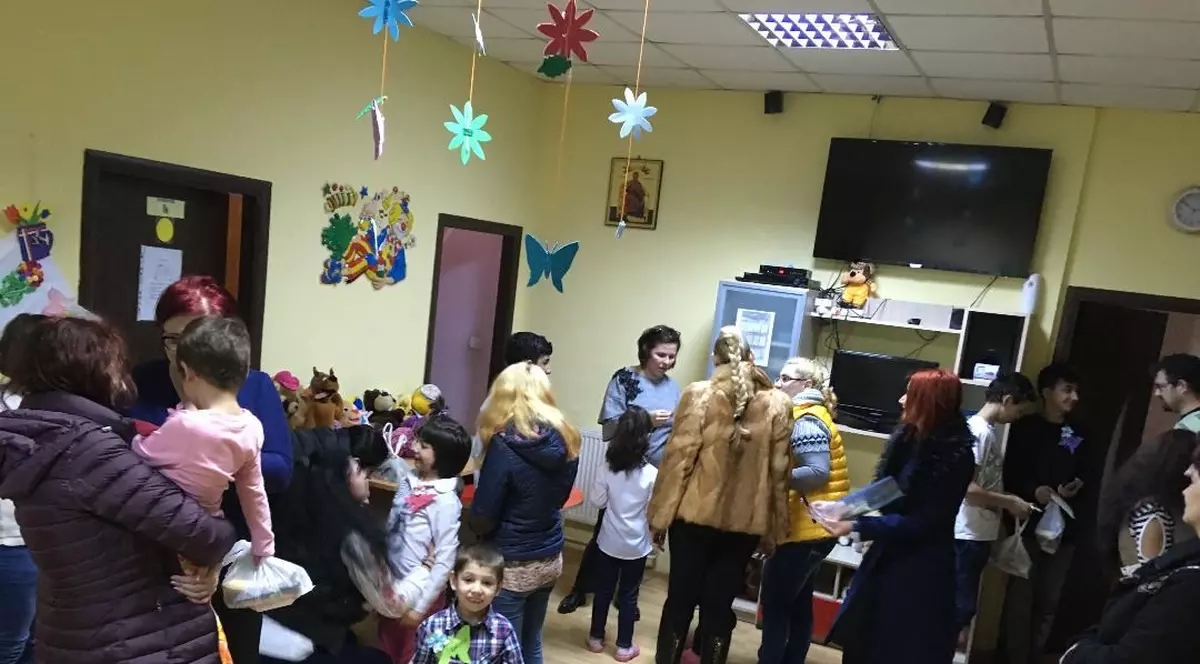 Treisprezece deținute din Penitenciarul Bacău au dăruit mărțișoare, pe care le-au confecționat manual în incinta unității de detenție, unor copii din două centre de plasament