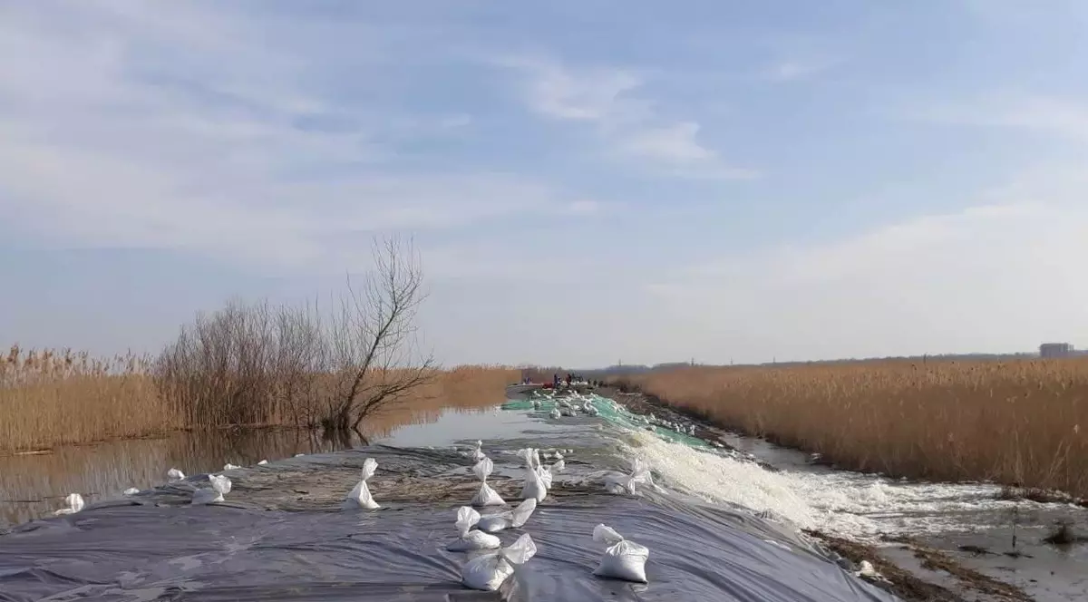 Barajul de la Suhaia, județul Teleorman, e în pericol să se rupă. Digul construit pe lacul Suhaia, cu saci de nicip, pe cale să cedeze