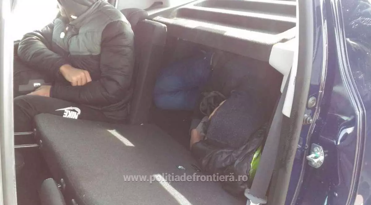 Doi migranți, găsiți într-o mașină încărcată pe platforma unui tren în Arad