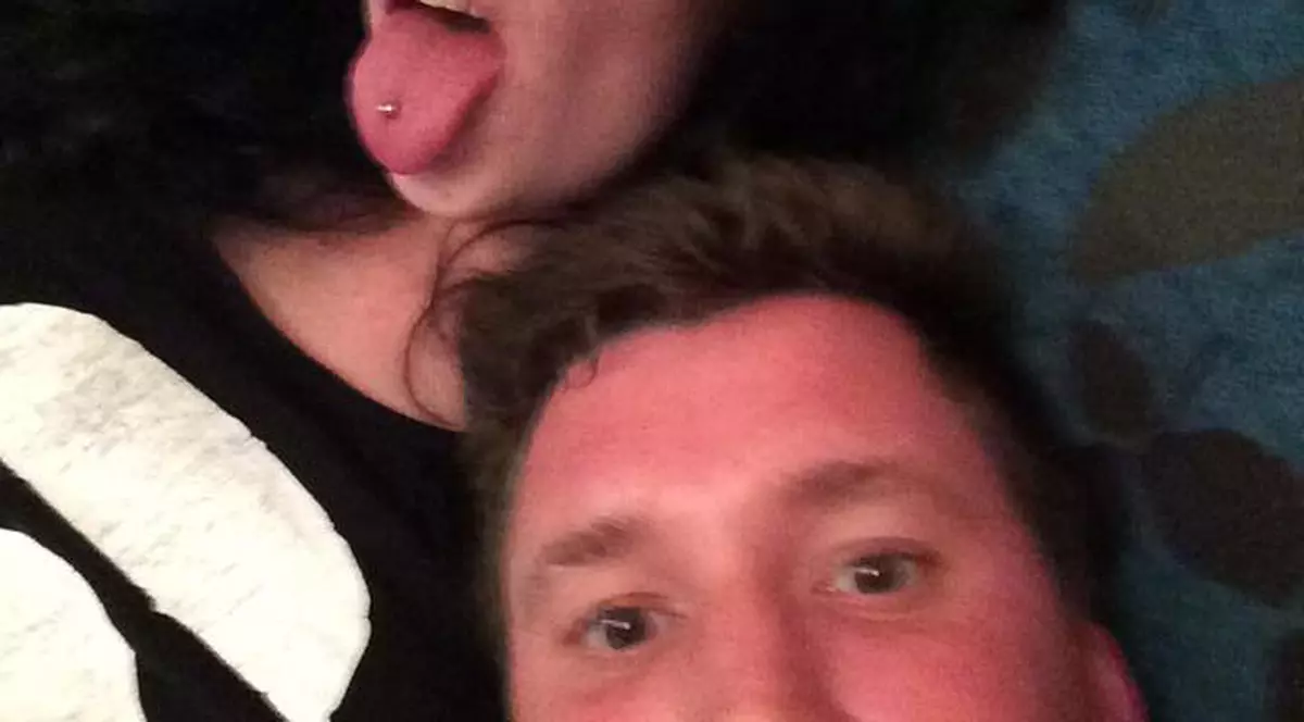 Doi tineri s-au sinucis în gara Doncaster din Marea Britanie. Imagine cu Mellisa și Christopher în care tânăra scoate limba