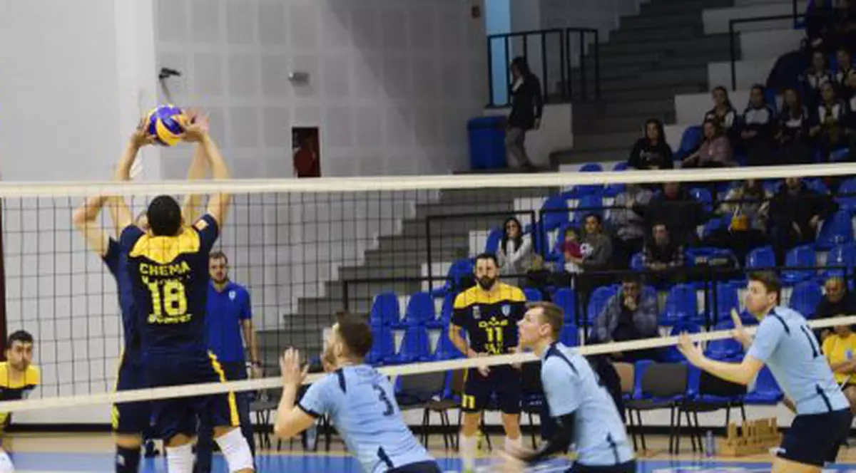 Play-off Liga Națională de volei masculin, etapa a 2-a. Derby-ul campionatului, Steaua - Tricolorul LMV Ploiești, se dispută luni