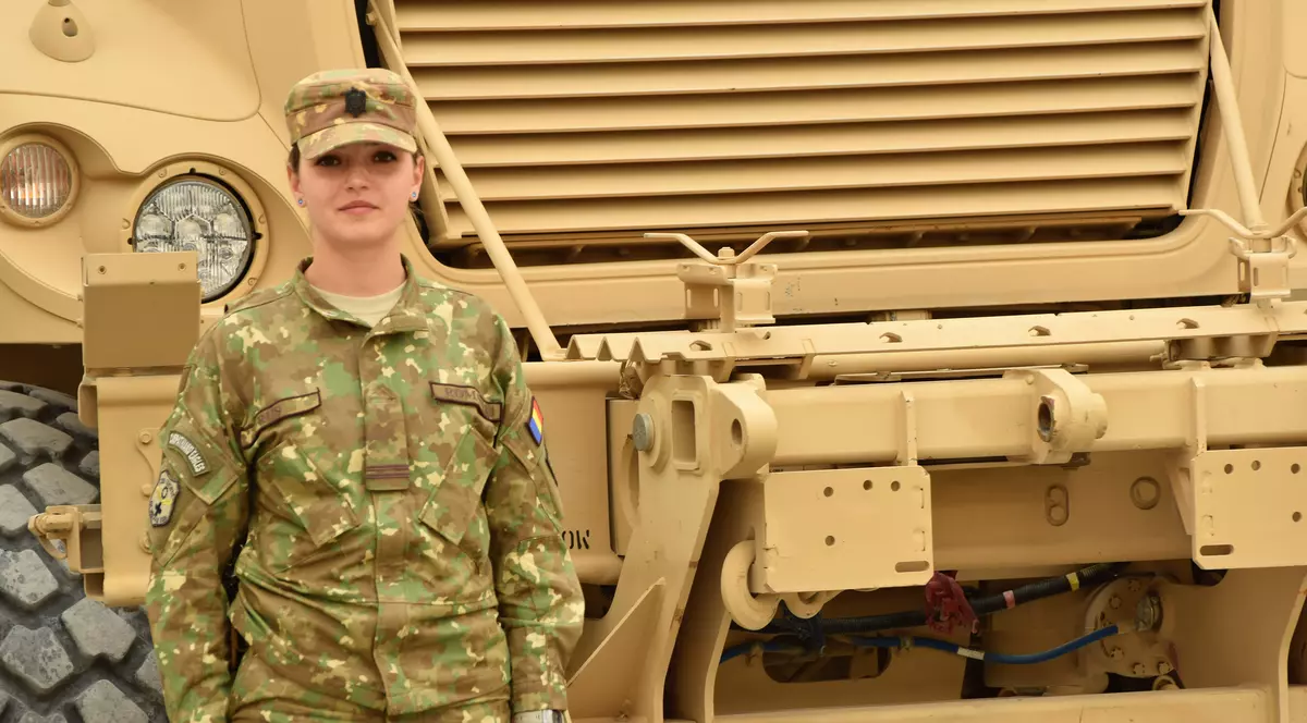 EXCLUSIV/Femeie într-o zonă de război. La 27 de ani, Roxana se ocupă de comunicațiile militarilor români din Afganistan