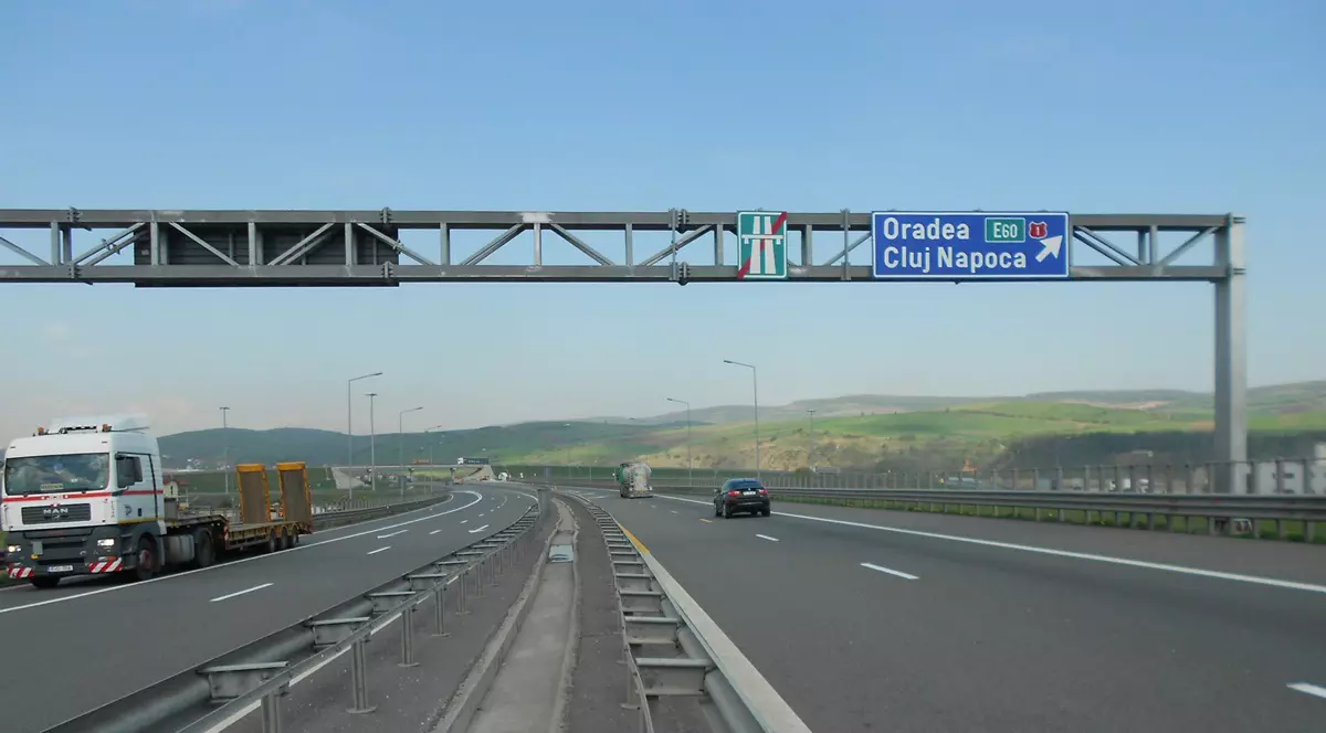 Construcția de autostrăzi în România costă mai mult decât în alte țări. Benzile de refugiu pe stânga ar putea reduce costurile 
