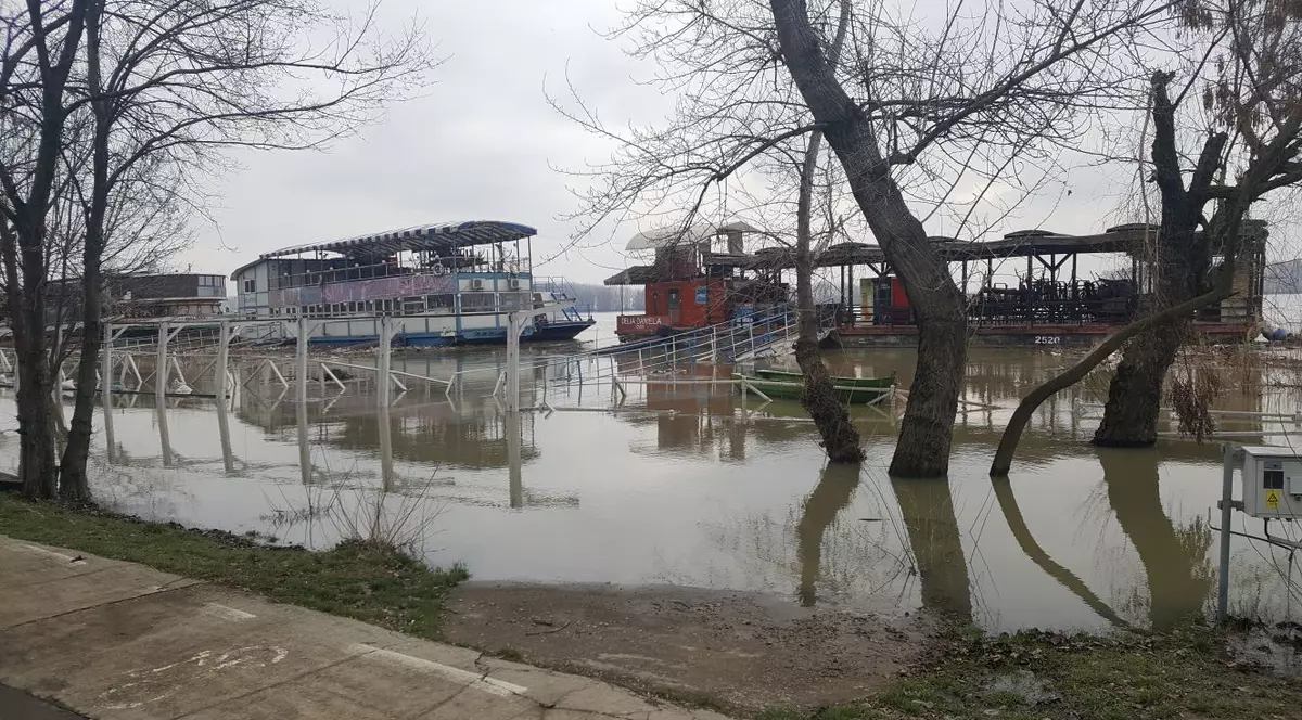 Dunărea, pe cale să treacă peste cota de inundații la Galați. La Şantierul Naval Damen se pun saci cu nisip pentru protejarea halelor