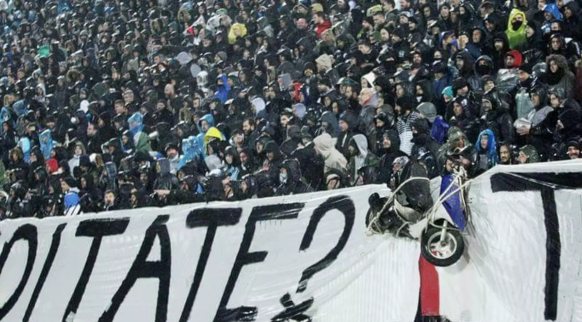 Suporterii lui PAOK Salonic au aninat un scuter pe gardul peluzei la meciul din Cupa Greciei. Partida echipei lui Răzvan Lucescu cu Oly a provocat un scandal uriaș, în urma căruia trupa lui ”Il Luce” ar putea pierde partida la masa verde. Meciul PAOK - Olympiakos a fost abandonat înainte de a începe.