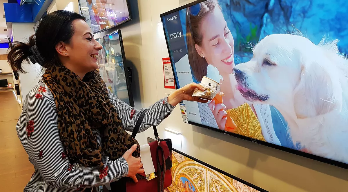 Consumul din România se transformă în locuri de muncă în alte țări. Televizor