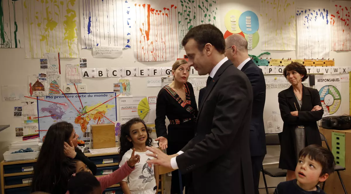 Copiii din Franța vor începe școala, obligatoriu, la 3 ani