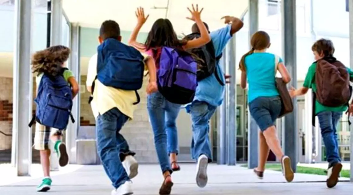 Elevii din București ar putea circula gratuit. Elevi care aleargă bucuroși, cu ghiozdane în spate