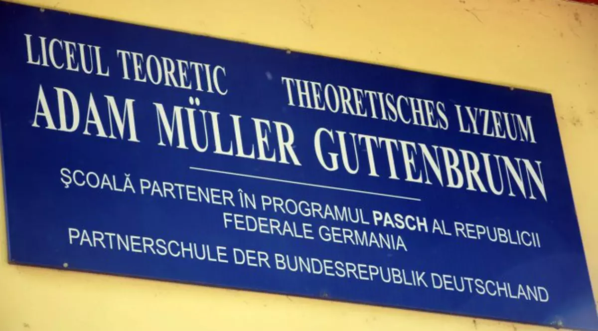Elevii liceului „Adam Muller Guttenbrun” din Arad ar fi închiși în școală
