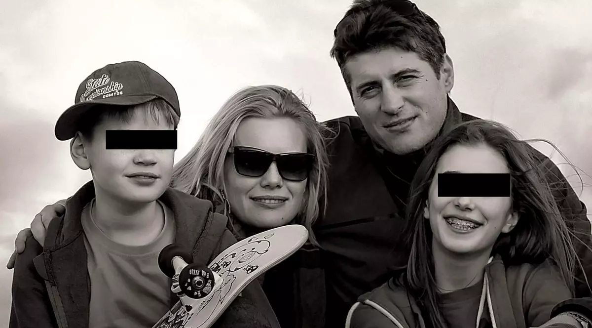 Florin Buliga și familia lui. Cei patru s-au pozat în timpul unei drumetii și parea extrem de fericiți