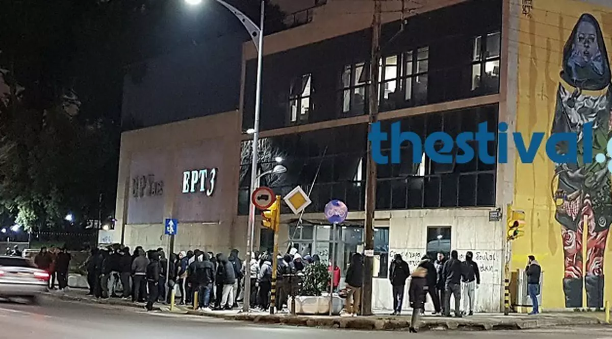 Fanii lui PAOK Salonic au invadat o televiziune și l-au obligat pe prezentator să citească un mesaj