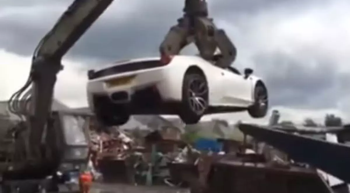 VIDEO | Un Ferrari confiscat de poliție a fost zdrobit chiar în fața proprietarului din cauza unei greșeli procedurale