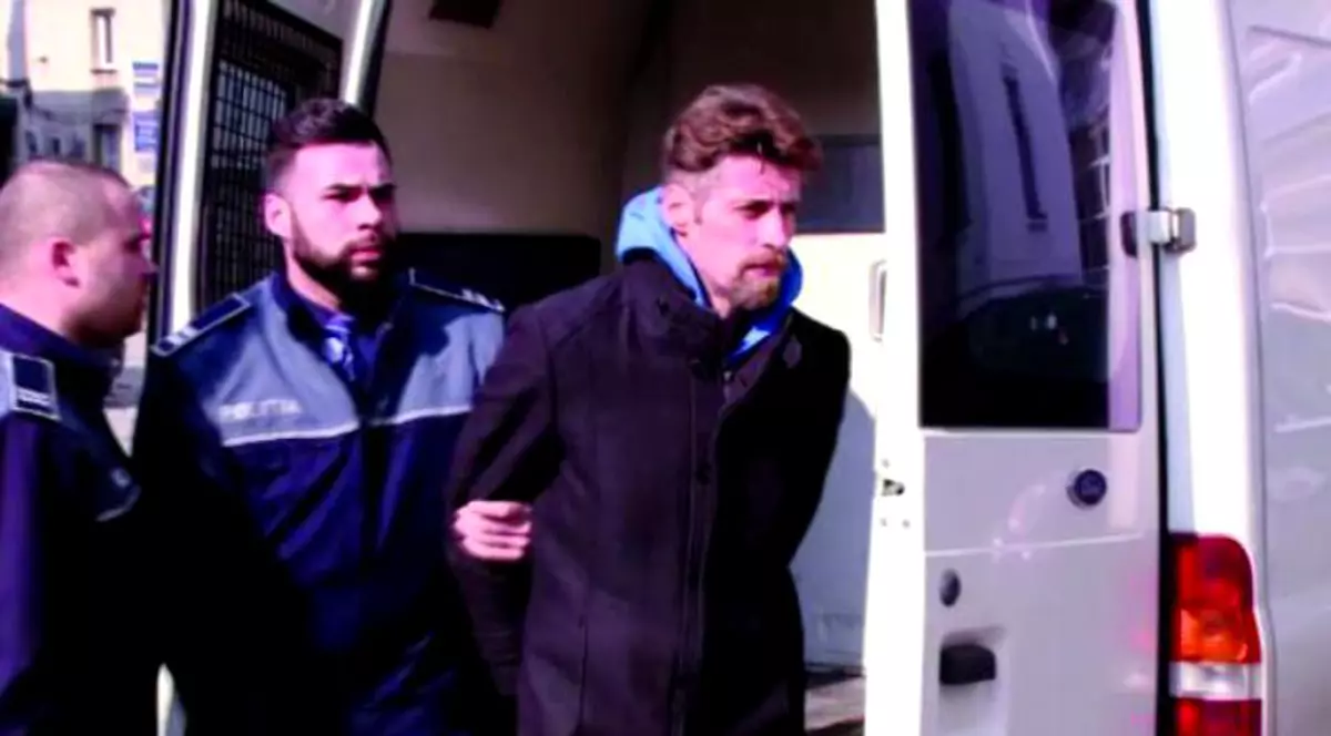 Florin Buliga, criminalul din Brașov-florin buliga e coborât de doi polițiști din duba cu care a fost transportat