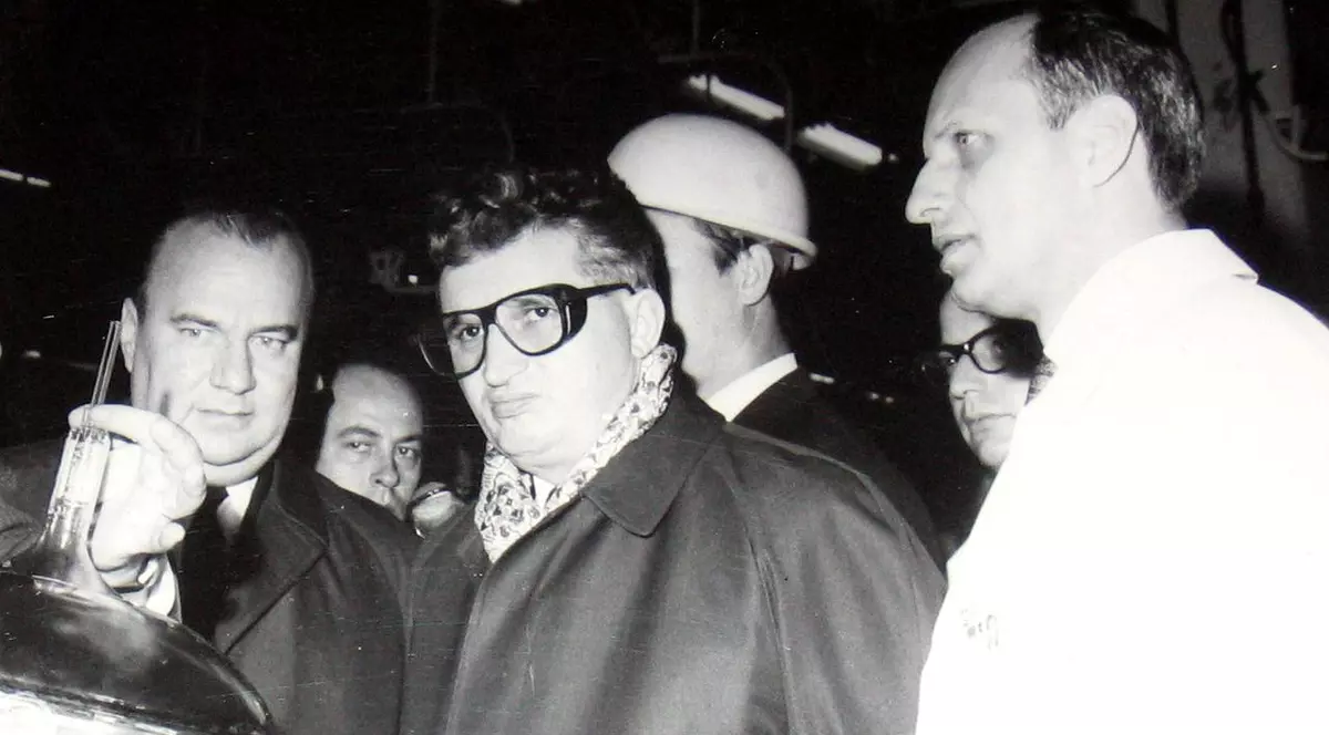 ceausescu in vizita la fabrica de tuburi cinemascop