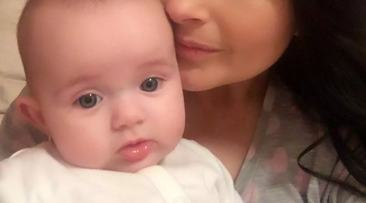 Gabriela Cristea si fetita ei. Bruneta și-a făcut un selfie cu bebelușul pe care îl șine strâns în brațe