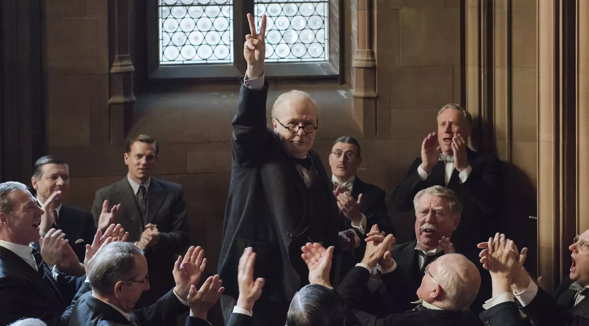 Gary Oldman a fost nominalizat la Oscarul pentru cel mai bun actor într-un rol principal pentru apariția în filmul „ Darkest Hour “. Pelicula, regizată de Joe Wright a primit pe 23 ianuarie, patru nominalizări la Oscar, printre care și pentru cel mai bun film.