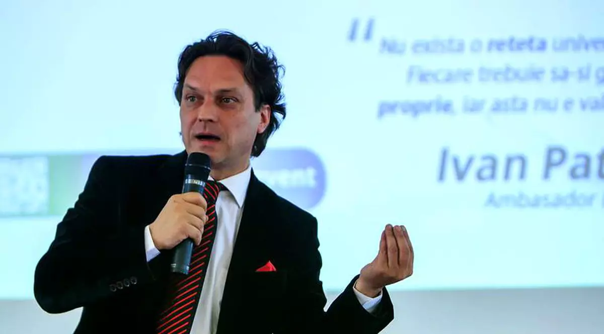 Ministrul Culturii, George Ivașcu, microfon, scena