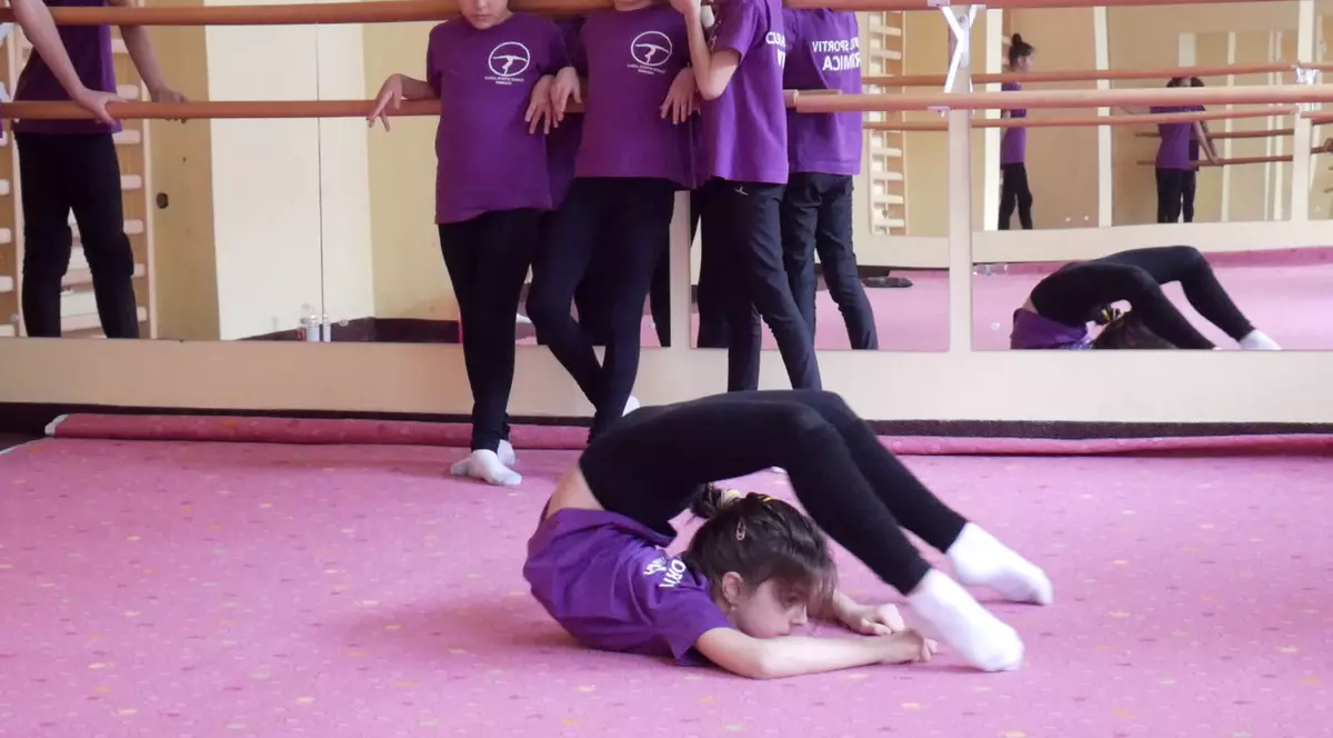 Campioane la gimnastica estetica. Gimnaste la antrenament in sala