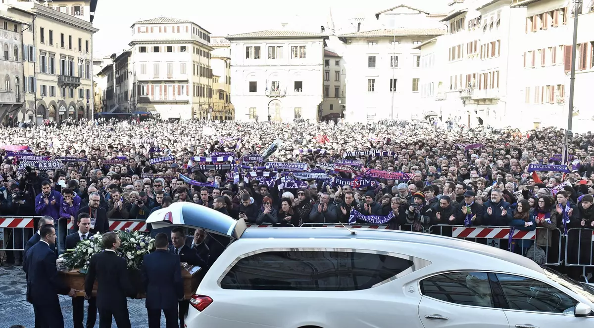 Momente emoționante la înmormântarea lui Davide Astori. 10.000 de oameni, la funeralii. Soției Francesca i s-a făcut rău! Tătărușanu și Ianis Hagi, în Piața Santa Croce | FOTO&VIDEO