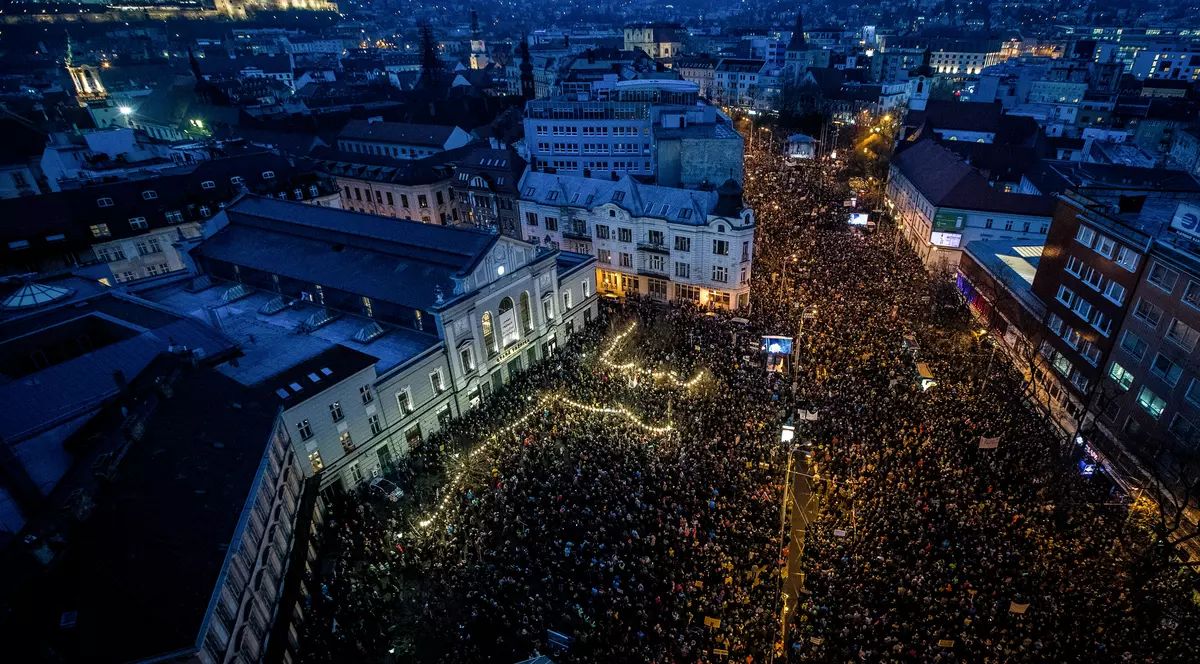 Noi proteste de amploare în Slovacia. Zeci de mii de oameni au cerut alegeri anticipate