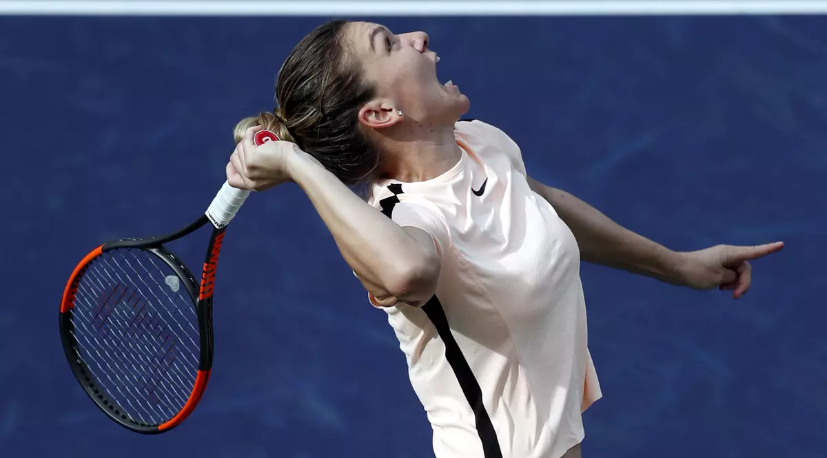 Simona Halep, surprinsă în timp ce servește. (FOTO: EPA)
