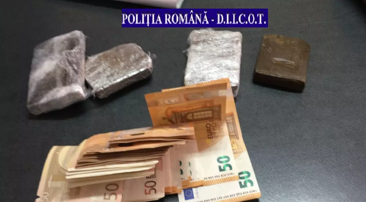 A vrut 10.000 de lei pe câteva sute de grame de hașiș, dar a ajuns în arest. Drogurile ajunseseră în România din Italia, într-un colet