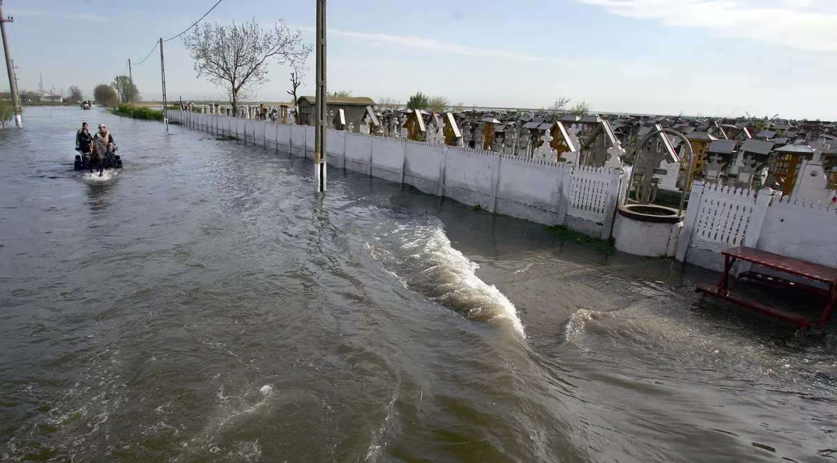 Cod portocaliu de inundaţii pentru râuri din 11 judeţe, până luni