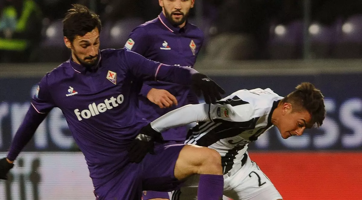 Davide Astori își prelungise ieri contractul cu Fiorentina. Astori (stânga), în duel cu Dybala